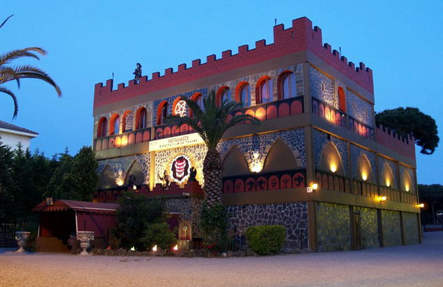 Imagen del exterior del restaurante-espectculo de terror 'El Comedor de las Tineblas' de Gav Mar